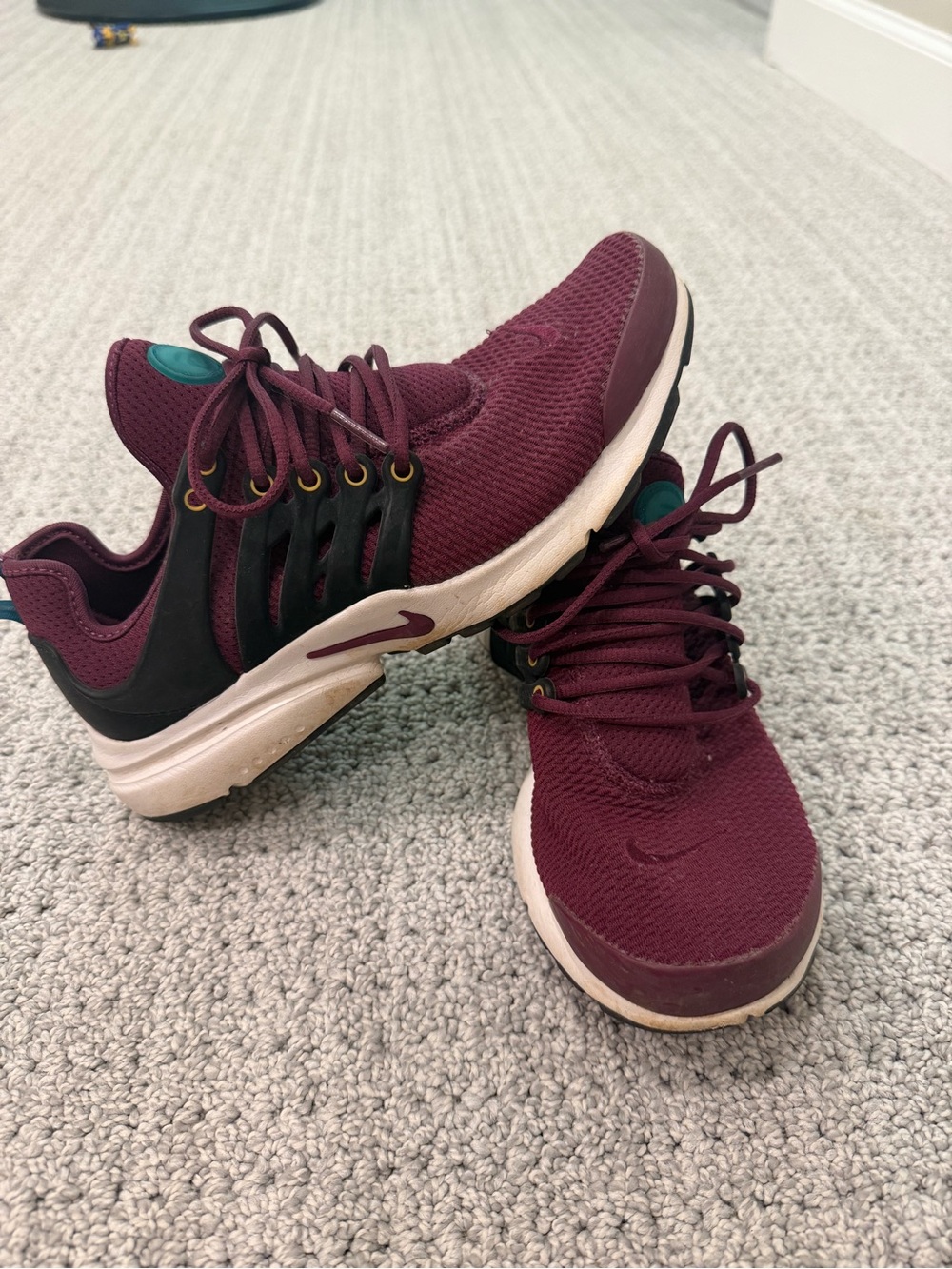 Nike Presto Women's Burgundy Mesh Lace-Up Sneakers